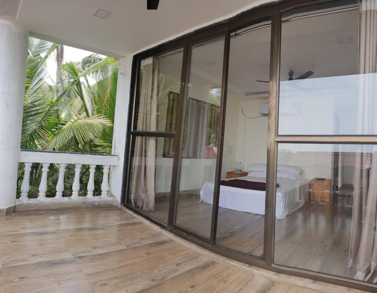 Klub Khavana- The Exclusive Beachfront Resort Vengurla Buitenkant foto